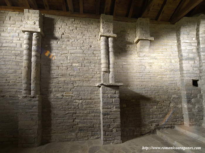 MURO NORTE AL INTERIOR. COLUMNAS DE DESPIECE EN RODAJAS